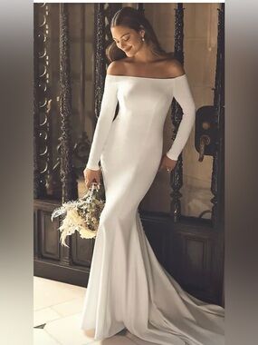 Elegant Off-Shoulder Long Sleeve White Mermaid Dress. David’s Bridal size 6p